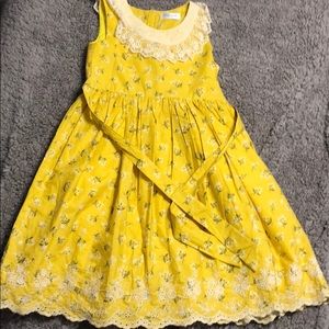 Share queen yellow dress with white flower.